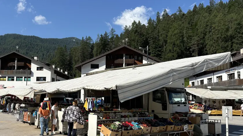 Il mercato ambulante di Cortina nella nuova collocazione a Pian da Lago