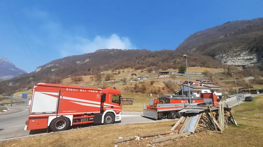 Mezzi dei vigili del fuoco alla rotatoria di Igne a supporto delle operazioni di spegnimento