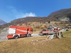 Mezzi dei vigili del fuoco alla rotatoria di Igne a supporto delle operazioni di spegnimento