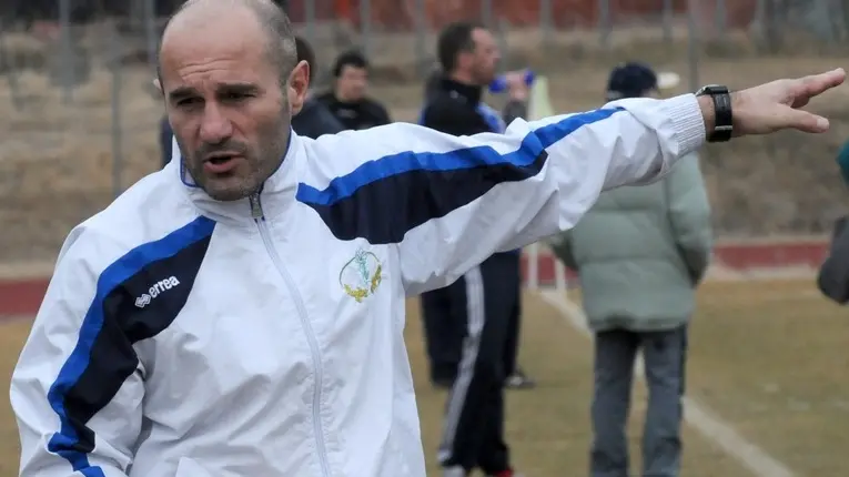 Derby tra l'Alpago Rugby e il Feltre Rugby. L'allenatore dell'Alpago Aldo Aceto