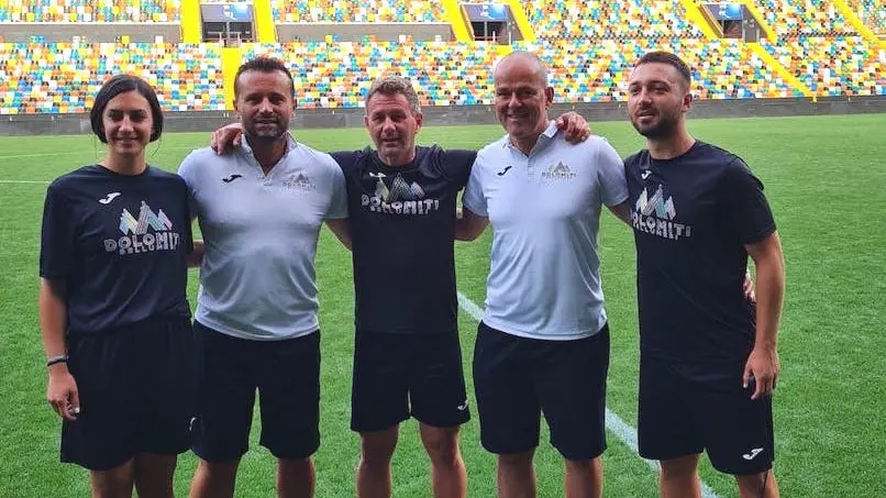 Lo staff della Dolomiti Bellunesi sul prato della Dacia Arena