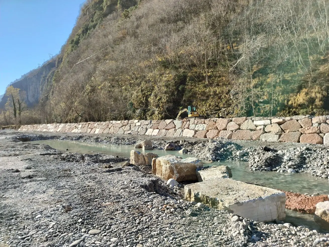 La scogliera realizzata da Bim Gsp per mettere in sicurezza l'acquedotto lungo il Cordevole a Candaten