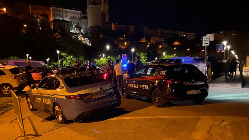 Le pattuglie di polizia e carabinieri durante l’intervento a Lambioi beach la sera del pestaggio