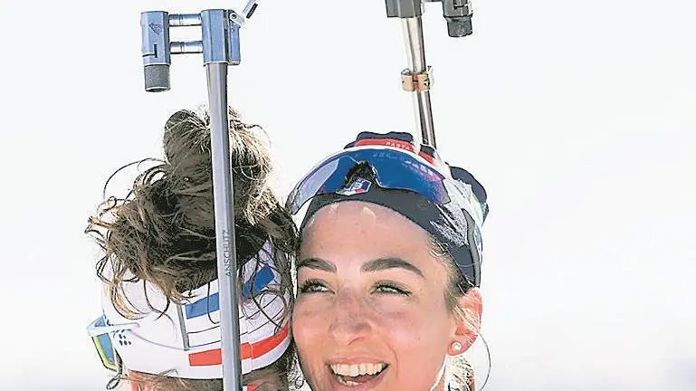 Lisa Vittozzi abbraccia Janmonnot dopo la gara di domenica scorsa
