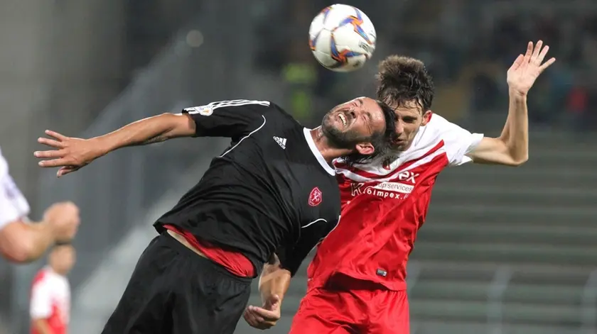 Ivo Bez (a sinistra) con la maglia della Triestina