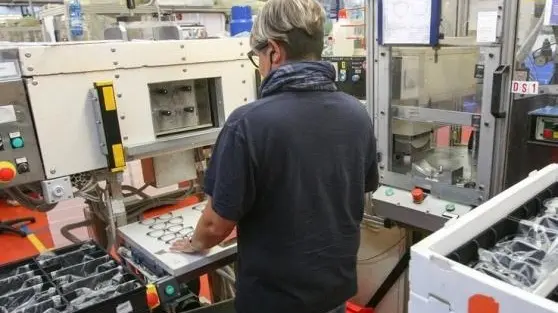 La crisi di Suez rischia di mettere in difficoltà soprattutto le occhialerie che importano minuterie dalla Cina