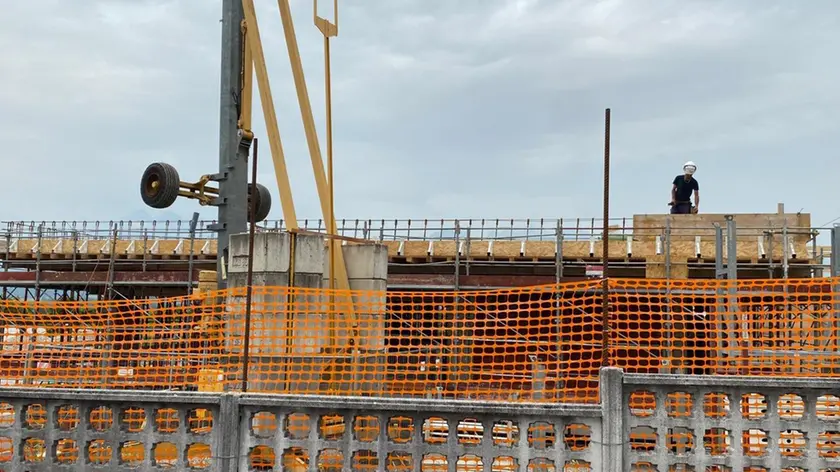 Il cantiere in corso a Trichiana per la realizzazione della nuova sala mensa delle scuole elementari