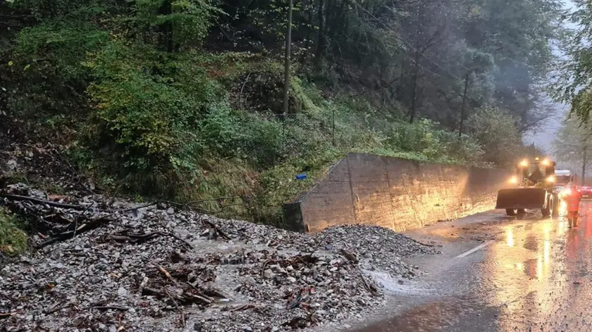I mezzi di Veneto Strade al lavoro martedì mattina all’alba in Val di Zoldo