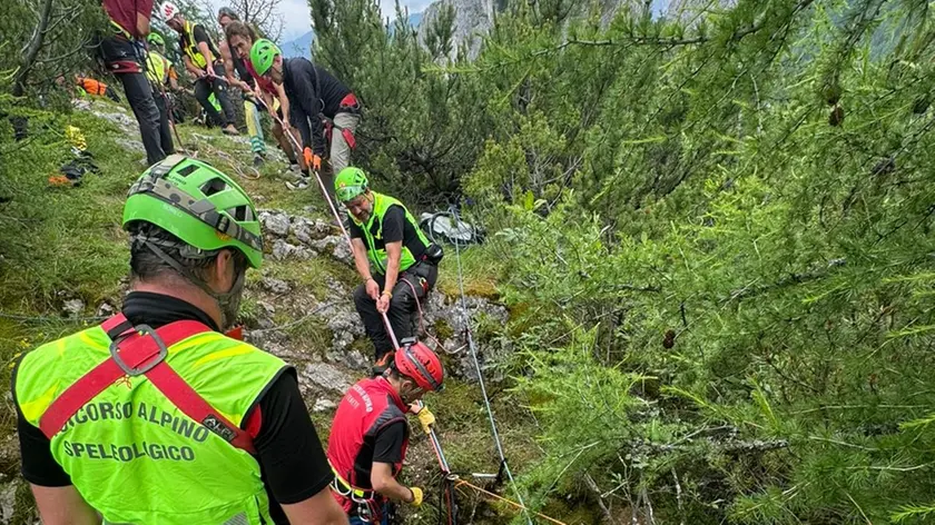 Gli uomini del Cnsas durante un intervento di soccorso in montagna