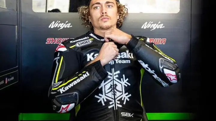 Axel Bassani con la tuta della Kawasaki
