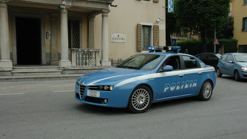 Una volante della polizia davanti alla questura di Belluno