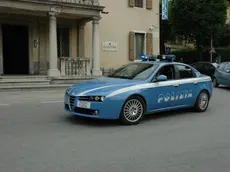 Una volante della polizia davanti alla questura di Belluno