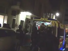 Il momento in cui l'omicida viene portato via dalla sua abitazione