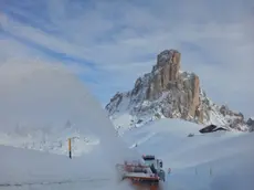 Un mezzo di Veneto Strade al lavoro sul Passo Giau