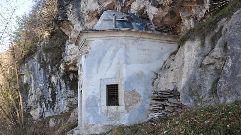 L’antico capitello di Sant’Antonio lungo il sentiero che da Longarone porta a Casso