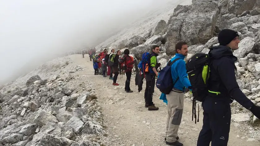 Alcune delle migliaia di persone riunite per l'abbraccio alle Tre Cime di Lavaredo
