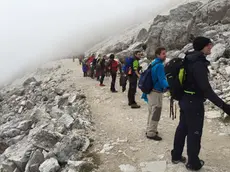 Alcune delle migliaia di persone riunite per l'abbraccio alle Tre Cime di Lavaredo