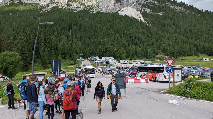 Coda di turisti n attesa del bus verso le Tre Cime