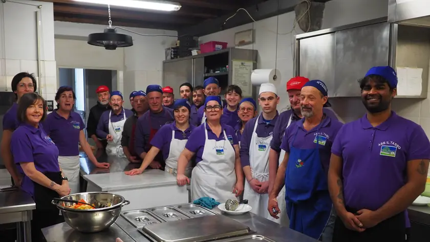 I volontari dell'associazione Il Tasso di Menin di Cesiomaggiore impegnati nella preparazione delle trippe