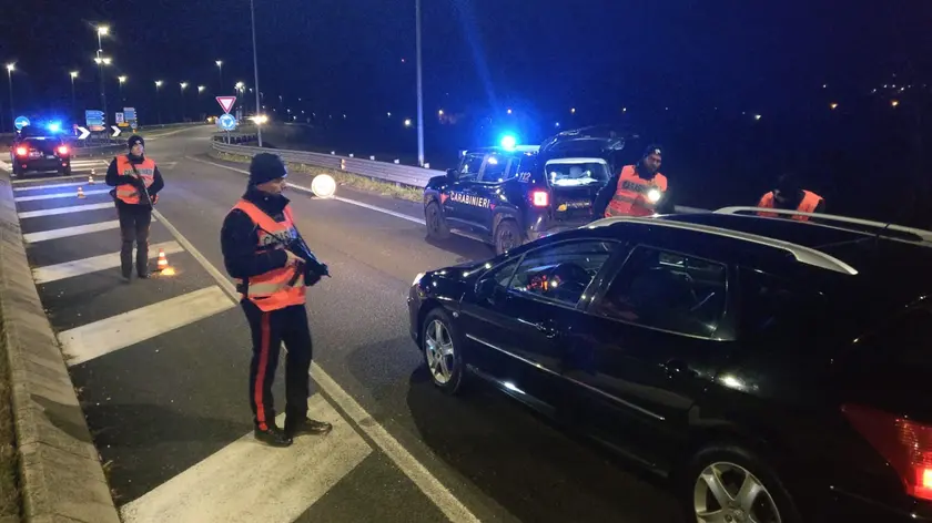 Il posto di controllo dei carabinieri attuato alla rotatoria di Santa Lucia