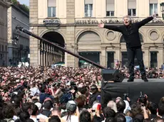 20080425 - TORINO - POL - V2-DAY: GRILLO, SIAMO LA CONTINUAZIONE DEI NOSTRI NONNI. Beppe Grillo sul palco del V2-Day in piazza San Carlo, questo pomeriggio a Torino. ''Siamo la naturale continuazione dei nostri nonni, la continuita' di quei valori dei combattenti che hanno anche lasciato la vita per una nazione libera, o quasi. Non siamo diventati una nazione libera''. Cosi' Beppe Grillo ha esordito dal palco. ''Dedichiamo questa giornata all'altra piazza'', ha aggiunto Grillo, riferendosi alla manifestazione organizzata nella vicina piazza Castello dalle associazioni dei partigiani. ANSA/TONINO DI MARCO/DRN