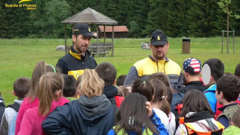 I finanzieri del Sagf durante uno degli incontri in Cadore e in Comelico con i ragazzi dei campi estivi