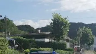 L’auto della polizia locale di Arsiè durante un servizio nelle frazioni