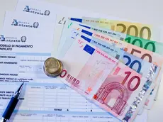 07/12/2012 Imu, tasse sulla casa, euro, moneta, soldi, modello di pagamento unificato, modello unico 740, spesa, crisi finanziaria ed economica.