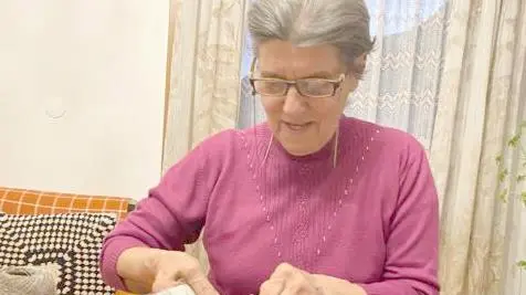 Maria Teresa Agnoli mentre lavora alla realizzazione di scarpet