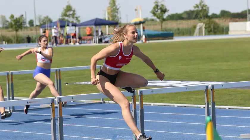 Elena Nesenzia in gara sugli ostacoli