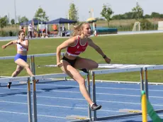 Elena Nesenzia in gara sugli ostacoli