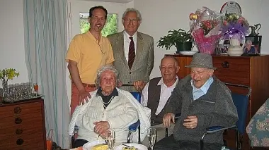 Nonno Giuseppe (a sinistra) durante un compleanno