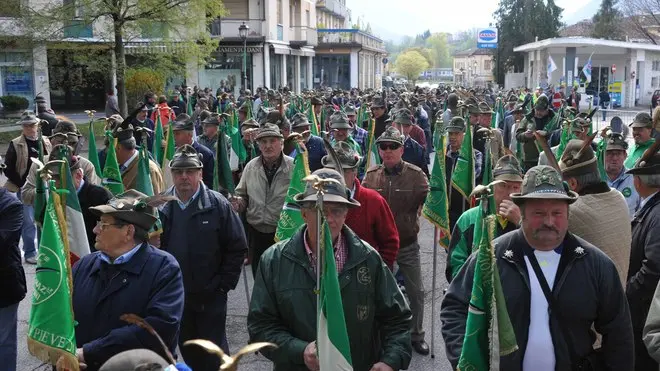 Parata e inaugurazione del monumento per i caduti degli alpini durante le missioni di pace