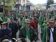 Parata e inaugurazione del monumento per i caduti degli alpini durante le missioni di pace