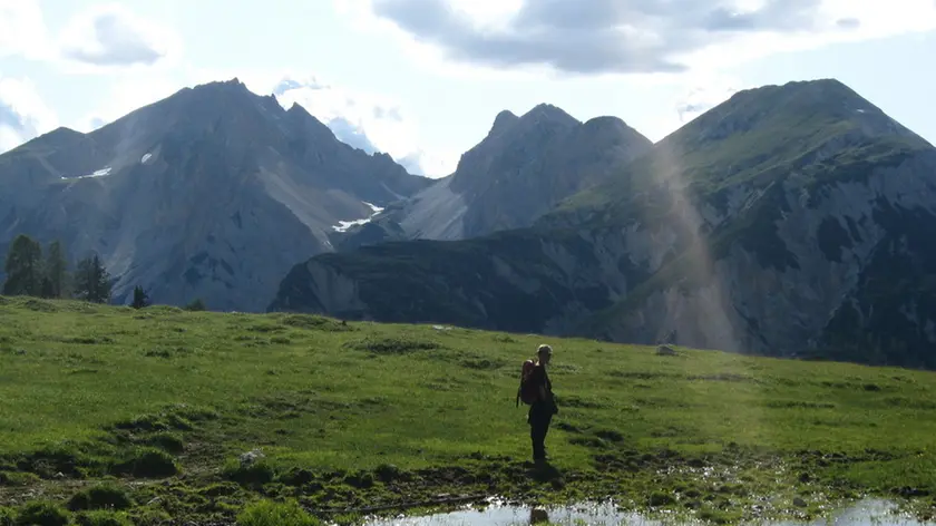 La Croda Rossa, sulle Dolomiti, Cortina D?Ampezzo (Belluno). L'agenzia del demanio mette nero su bianco la lista dei beni dei quali gli enti locali possono fare richiesta in base al federalismo demaniale. Si va dalle Tofane al Sorapis, dalla montagna dei 'Set Sass' Val Parola nel Col di Lana alla 'Croda del Becco' a Cortina, dall'Alpe Faloria alla Croda Rossa-Monte Cristallo sempre nelle vicinanze della valle Ampezzana. (Foto Rosanna Di Bartolomeo/DBA)