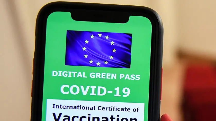 Una ricostruzione grafica del Green pass, il certificato digitale Covid dell'Ue, Roma, 9 giugno 2021. ANSA/ALESSANDRO DI MEO
