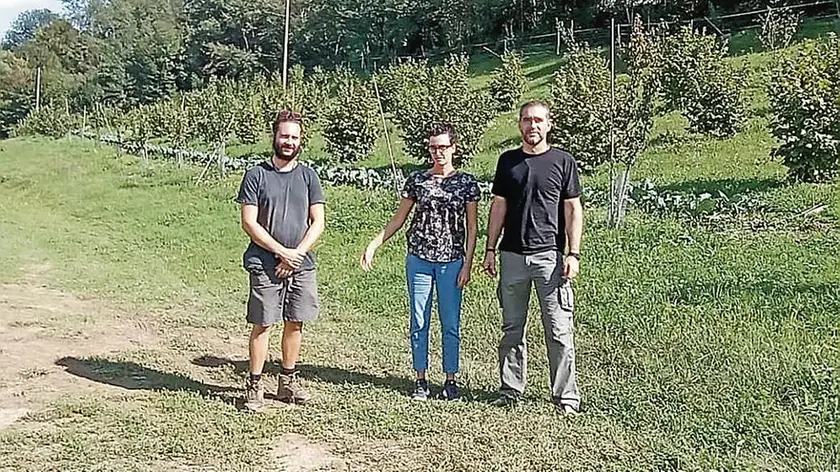 Da sinistra il direttore della cooperativa Manuel Noal con Federica Cesa e Matteo, uno dei lavoratori