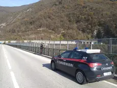 I carabinieri sul ponte di Vas nel punto del salvataggio