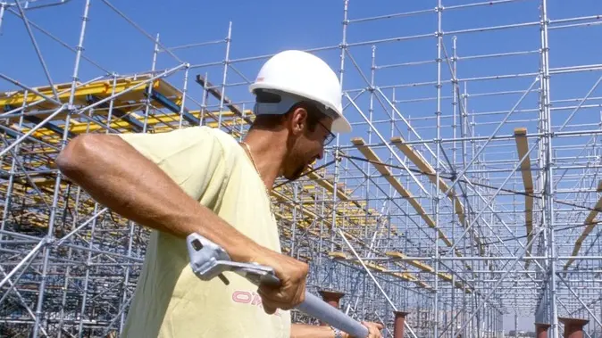 LAVORI EDILI, CANTIERE OPERAIO CON CASCHETTO