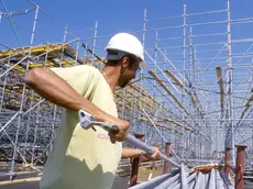 LAVORI EDILI, CANTIERE OPERAIO CON CASCHETTO