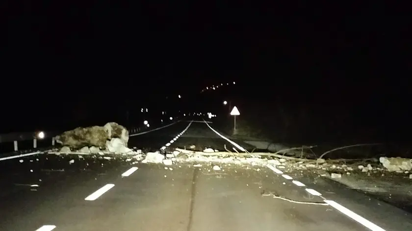 Il masso e il materiale precipitato sulla Sp1 bis a Caorera poco dopo la caduta