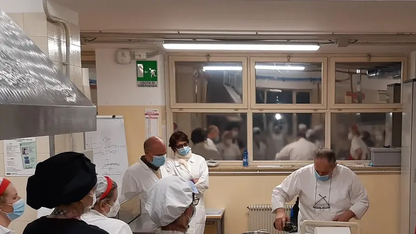 Studenti dell’alberghiero Dolomieu durante una lezione pratica di cucina