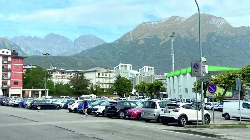 Piazzale della Resistenza da lunedì diventerà in parte area di cantiere: scatterà il divieto di sosta su 32 stalli a ridosso del Polisportivo