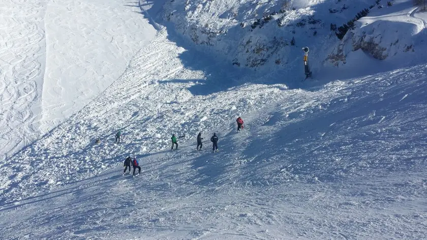 Soccorritori impegnati sulla valanga caduta sulla pista del Faloria