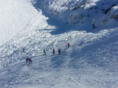 Soccorritori impegnati sulla valanga caduta sulla pista del Faloria