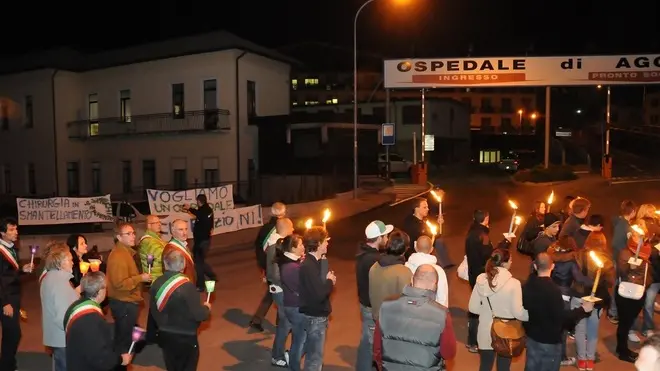 La fiaccolata contro la chiusura dell'ospedale di Agordo, organizzata dalla Consulta giovani agordina