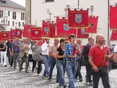 La sfilata dei labari delle sezioni Abvs