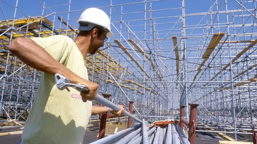 LAVORI EDILI, CANTIERE OPERAIO CON CASCHETTO