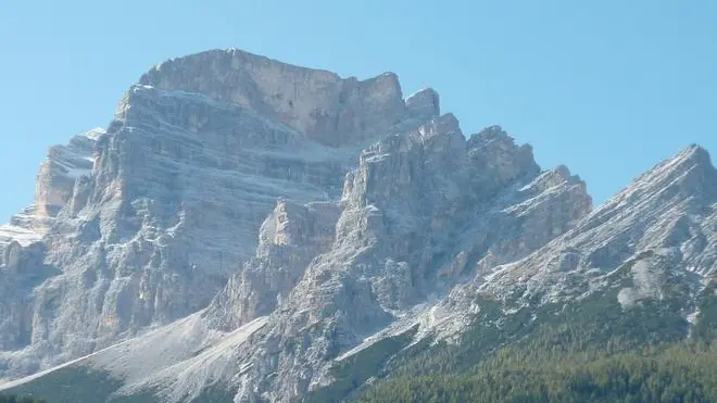 La vetta della parete nord del Pelmo rimasta senza croce, a sinistra la croce su Cima Belpra'