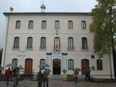 Una veduta del nuovo municipio di Lentiai, il taglio del nastro da parte del sindaco Tremea e della moglie di Leopoldo Marcer e la benedizione ad opera di don Bruno